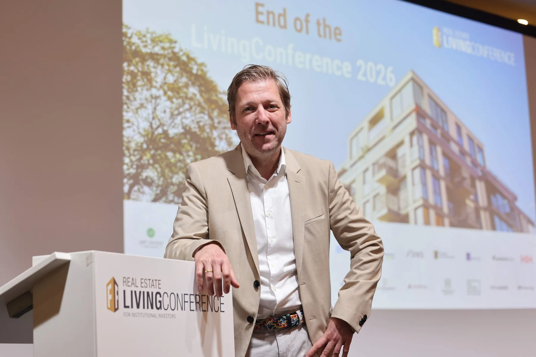 Stefan Stüdemann auf der Bühne der Real Estate LivingConference